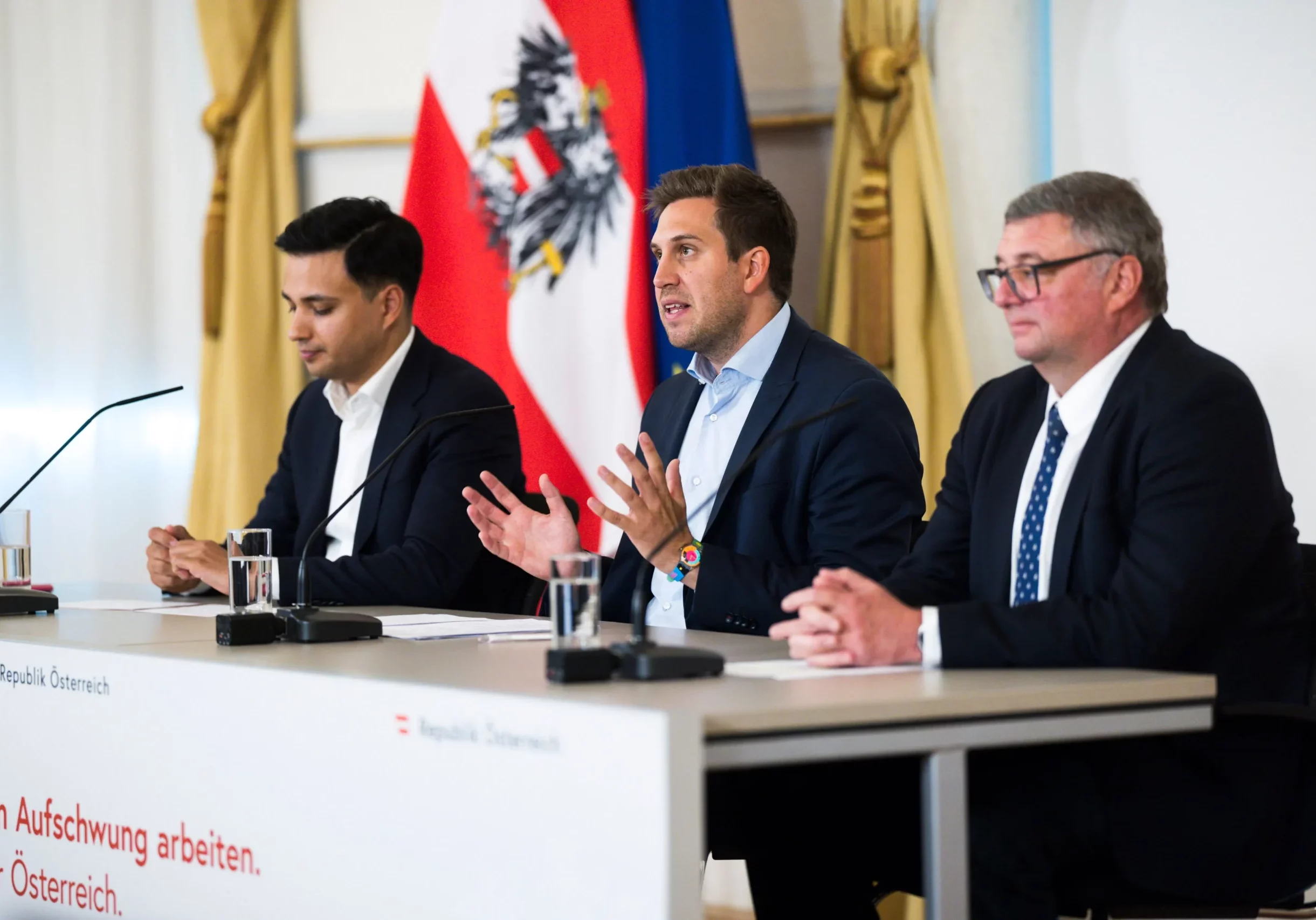 Staatssekretär Alexander Pröll (m.) präsentierte nach dem Ministerrat mit Klubobmann Yannick Shetty (l.) und Staatssekretär Jörg Leichtfried den Sparkurs in der Bundesverwaltung. Foto: Christopher Dunker