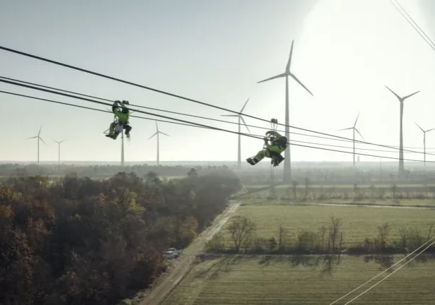 Österreich braucht Erneuerbare Energien, Energie braucht Leitungen: Das sieht das Gesetz über den Ausbau Erneuerbarer Energien vor, das Wirtschaftsminister Hattmannsdorfer im Nationalrat zur Abstimmung bringt. Foto: APG