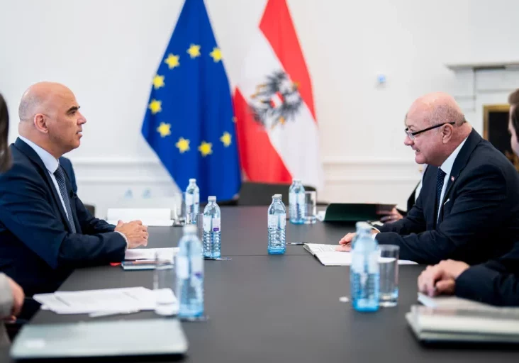 Kanzler Stocker in Wien im Gespräch mit Europarats-Generalsekretär Alain Berset zu seinem Kurs: Regeln müssen so ausgelegt werden, dass sie Sicherheit gewährleisten und Vertrauen in den Rechtsstaat stärken. Foto: Bka / Florian Schrötter