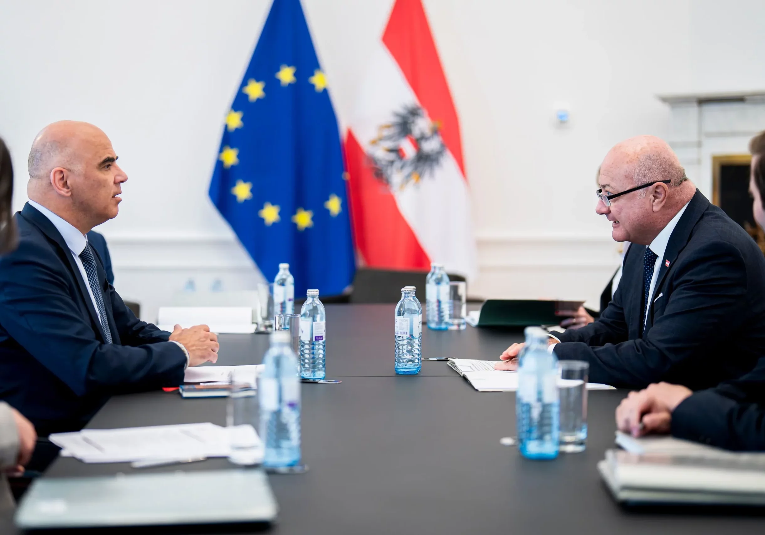 Kanzler Stocker in Wien im Gespräch mit Europarats-Generalsekretär Alain Berset zu seinem Kurs: Regeln müssen so ausgelegt werden, dass sie Sicherheit gewährleisten und Vertrauen in den Rechtsstaat stärken. Foto: Bka / Florian Schrötter