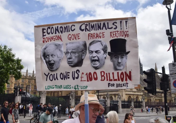 Zum 10. Jahrestag des Austritts-Referendums in Großbritannien protestierten Personen und Gruppen gegen Boris Johnson (Premier von 2019-2022) und den rechts-nationalistischen Populisten Nigel Farage. Der Brexit hat Großbritannien wirtschaftlich und politisch geschwächt. Foto: Imago / Zuma Press Wire