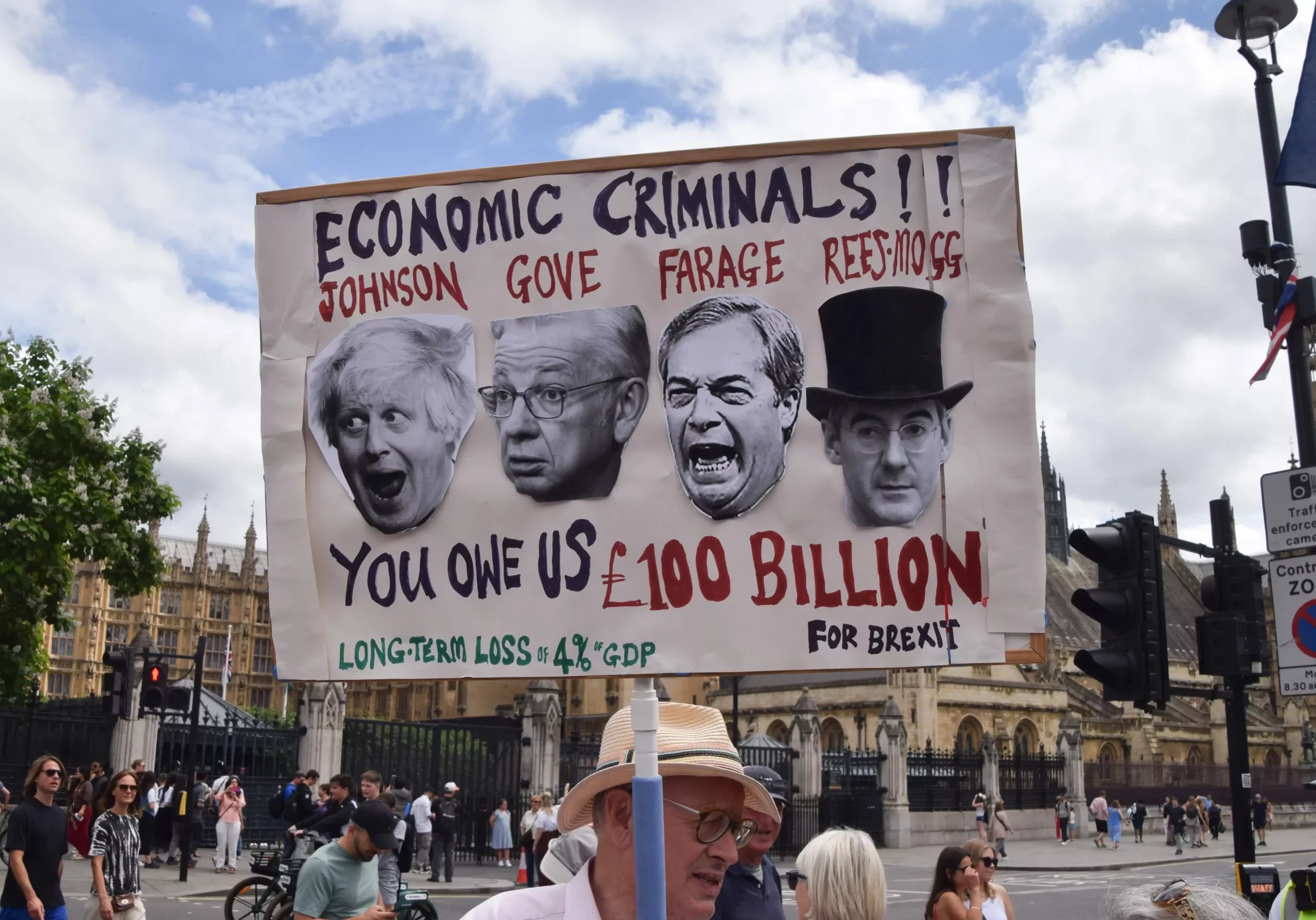 Zum 10. Jahrestag des Austritts-Referendums in Großbritannien protestierten Personen und Gruppen gegen Boris Johnson (Premier von 2019-2022) und den rechts-nationalistischen Populisten Nigel Farage. Der Brexit hat Großbritannien wirtschaftlich und politisch geschwächt. Foto: Imago / Zuma Press Wire