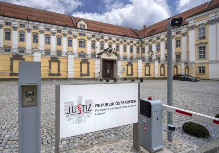 Österreichs Justizanstalten sind ausgelastet. Ausländische Straftäter sollen ihre Haft vermehr im Herkunftsland verbringen. Wer einem Aufenthaltsverbot unterliegt, kann dagegen kein Veto mehr einlegen. Foto: Forensisch-therapeutisches Zentrum Garsten): Helmut Meyer / Imago