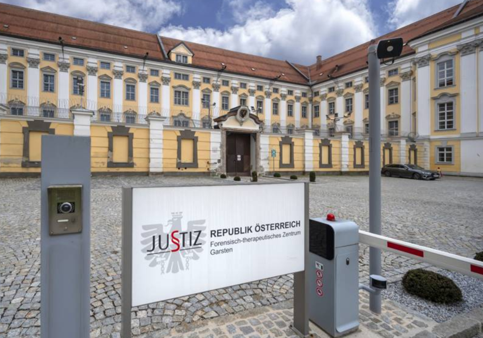 Österreichs Justizanstalten sind ausgelastet. Ausländische Straftäter sollen ihre Haft vermehr im Herkunftsland verbringen. Wer einem Aufenthaltsverbot unterliegt, kann dagegen kein Veto mehr einlegen. Foto: Forensisch-therapeutisches Zentrum Garsten): Helmut Meyer / Imago