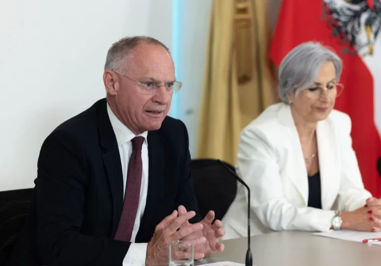 Ausländische Straftäter sollen die Haft im Heimat- oder Herkunftsland verbringen. Die Möglichkeiten, ein Veto einzulegen, werden aufgehoben. Foto (Innenminister Gerhard Karner und Justizministerin Anna Sporrer): Bka / Regina Aigner