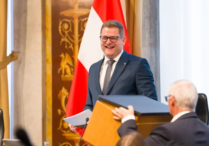 Unter Applaus aller Fraktionen plädierte Markus Stotter, scheidender Vorsitzender des Bundesrates, neuerlich für die Regionen Österreichs. Foto: Parlament / Bernadette Sattler-Remling.
