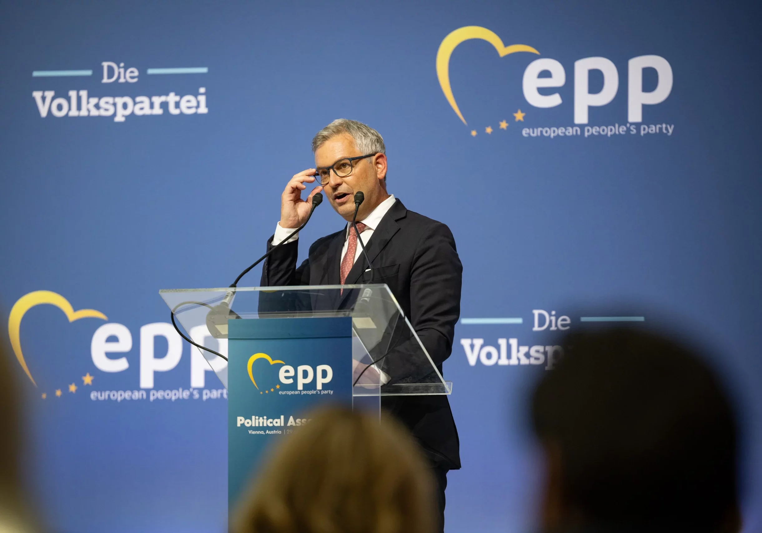 Magnus Brunner ist in der Europäischen Kommission zuständig für Migration und innere Sicherheit. Seine Botschaft beim Kongress der Europäischen Volkspartei in Wien: Die EU hat in der Migration ihre Hausaufgaben erledigt, muss aber in der Wettbewerbsfähigkeit noch zulegen. Alle Fotos: Jakob Glaser