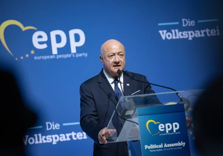 Religionsfreiheit gilt, doch politischer Islam ist mit Demokratie nicht verträglich: Kanzler und ÖVP-Chef Christian Stocker initiiert ein Verbot des politischen Islam. Foto: Jakob Glaser