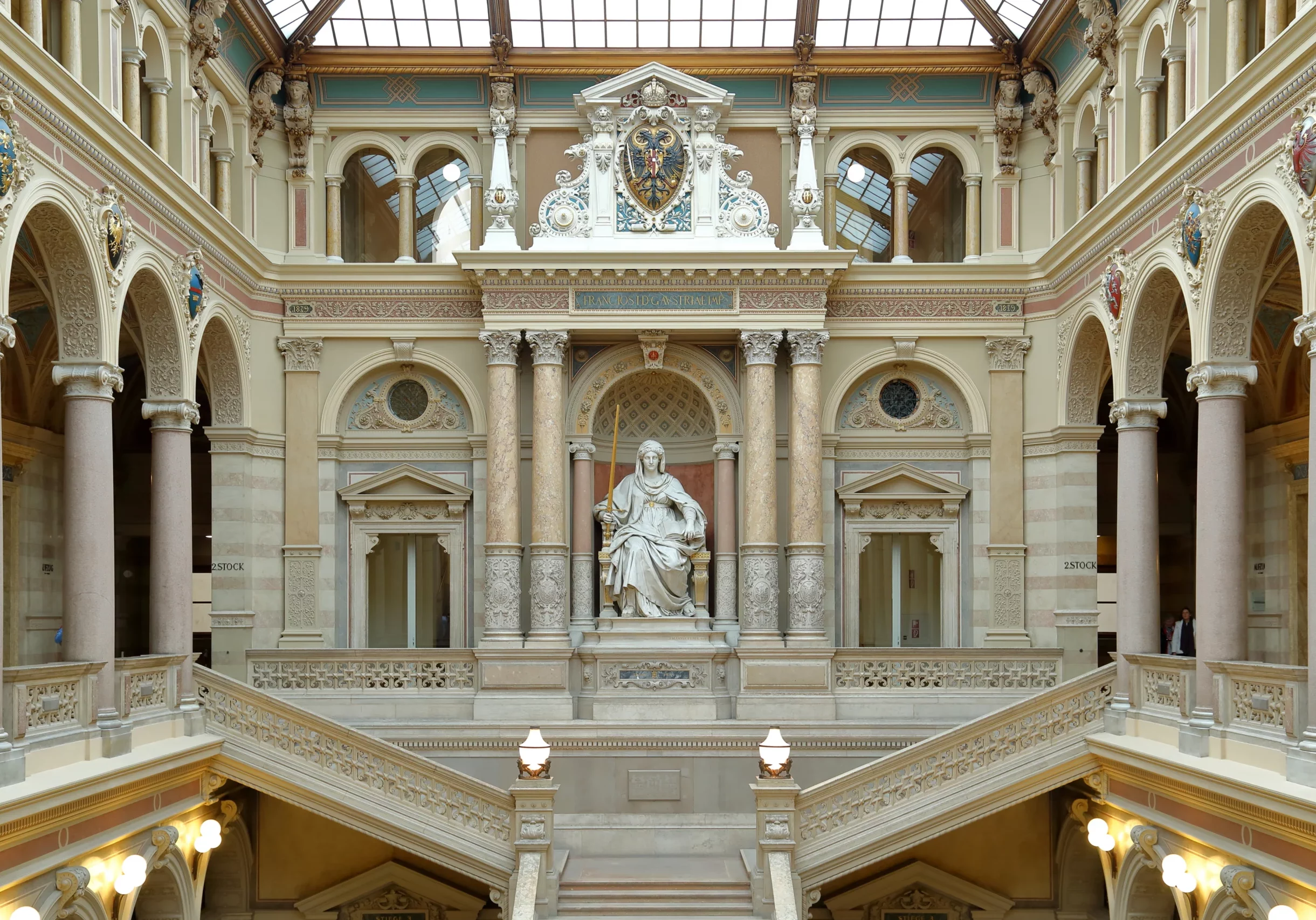 An der Spitze der Weisungskette für die Anklagebehörde soll künftig eine unabhängige Bundesstaatsanwaltschaft stehen. Foto (Eingangshalle Justizpalast Wien): CC C.Stadler/Bwag