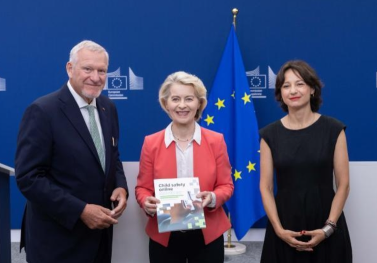 Ursula von der Leyen mit Jörg Fegert und Maria Melchior bei der Präsentation des Sonderberichts in Brüssel: Altersgerechte Regelungen für soziale Medien. Foto: EU