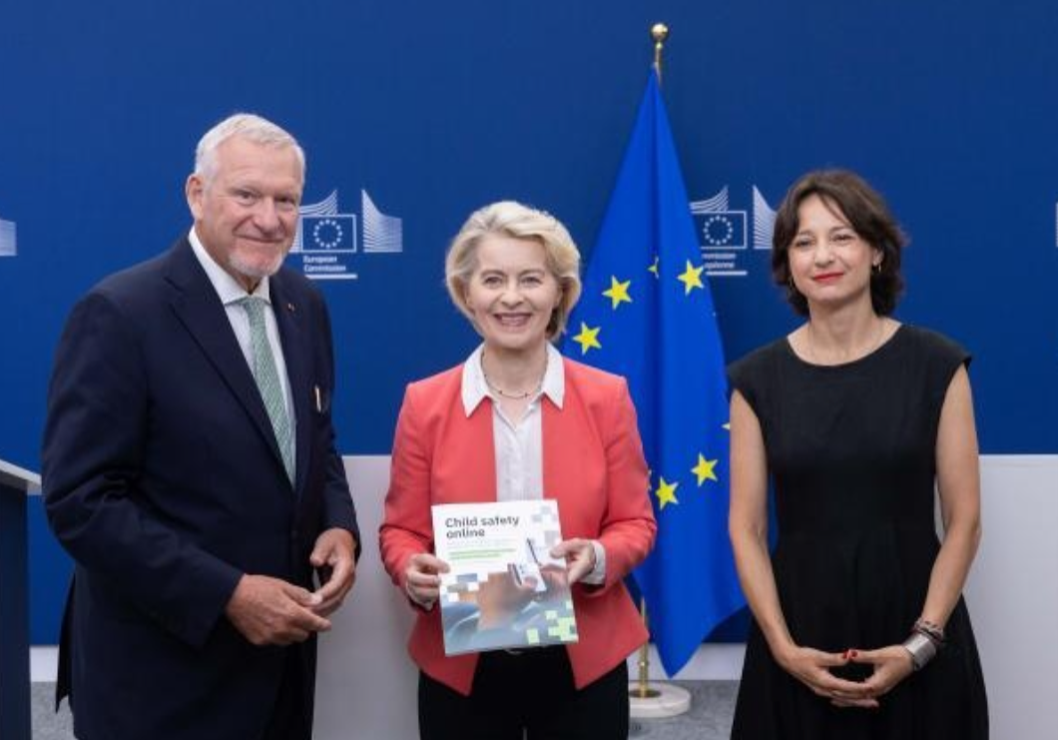Ursula von der Leyen mit Jörg Fegert und Maria Melchior bei der Präsentation des Sonderberichts in Brüssel: Altersgerechte Regelungen für soziale Medien. Foto: EU
