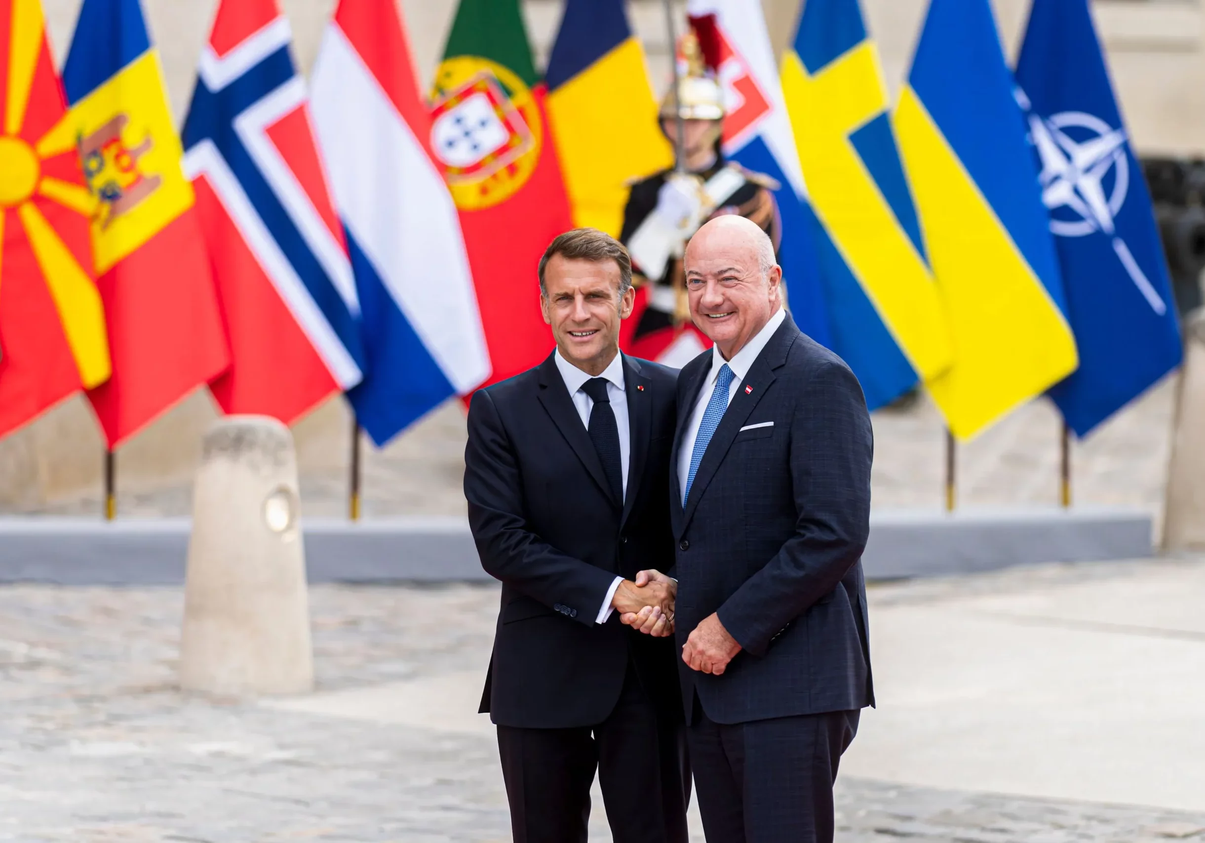 Österreich als Beobachter bei der Koalition der Willigen: Frankreichs Präsident Emanuel Macron begrüßte am Montag Bundeskanzler Christian Stocker in Paris. Foto: Florian Schrötter