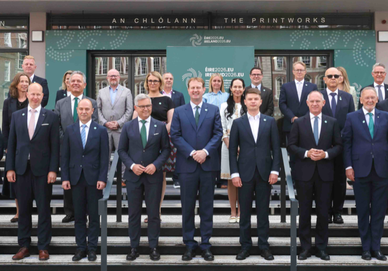 Die EU-Innenminister halten am Dienstag als Konsequenz aus dem Massenansturm auf Ceuta ein informelles Treffen ab. Die Videokonferenz leitet Irlands Innenminister Jim O’Callaghan (vorne Mitte, bei der ersten Ratstagung der Innenminister in Dublin), Innenminister Gerhard Karner wird aus Wien zugeschaltet. Foto: EU