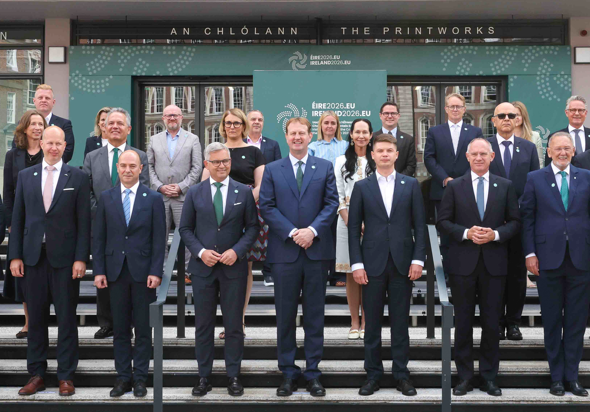 Die EU-Innenminister halten am Dienstag als Konsequenz aus dem Massenansturm auf Ceuta ein informelles Treffen ab. Die Videokonferenz leitet Irlands Innenminister Jim O’Callaghan (vorne Mitte, bei der ersten Ratstagung der Innenminister in Dublin), Innenminister Gerhard Karner wird aus Wien zugeschaltet. Foto: EU