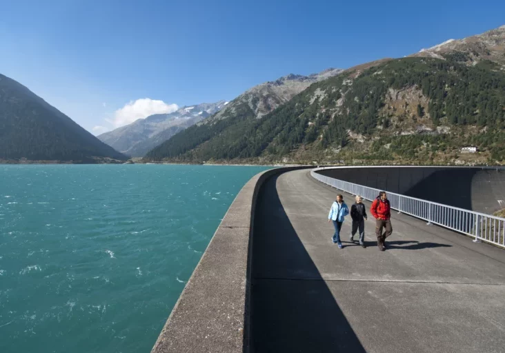 Österreich führt in Europa bei der Wasserkraft. Diese soll ausgebaut werden. Die Optionen lässt Wirtschaftsminister Hattmannsdorfer prüfen. Bild (Schleis-Speicher im Zillertal/Tirol): Verbund
