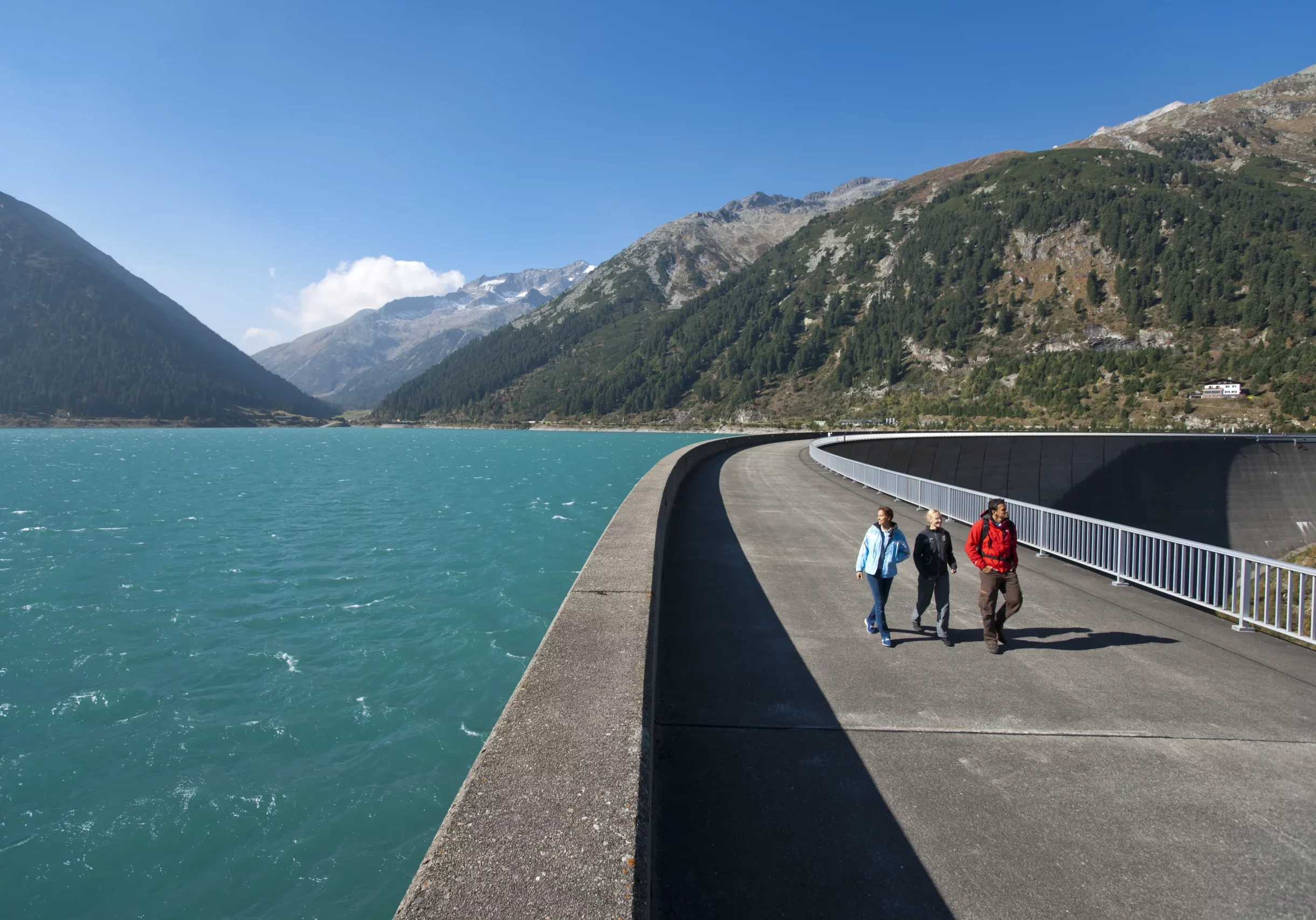 Österreich führt in Europa bei der Wasserkraft. Diese soll ausgebaut werden. Die Optionen lässt Wirtschaftsminister Hattmannsdorfer prüfen. Bild (Schleis-Speicher im Zillertal/Tirol): Verbund