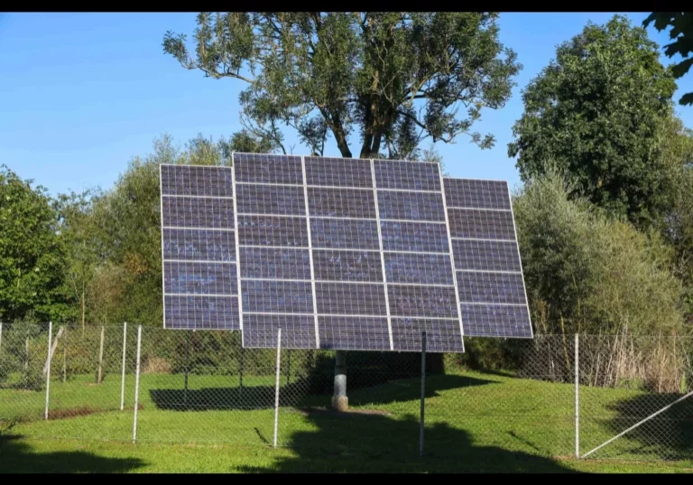 Anlagen der Photovoltaik sind ökonomisch und ökologisch zweckmäßig. Da die Förderungen jeweils rasch vergeben sind, wird das Gesetz novelliert. Foto (Symbolbild, OÖ): Imago / Daniel Scharinger
