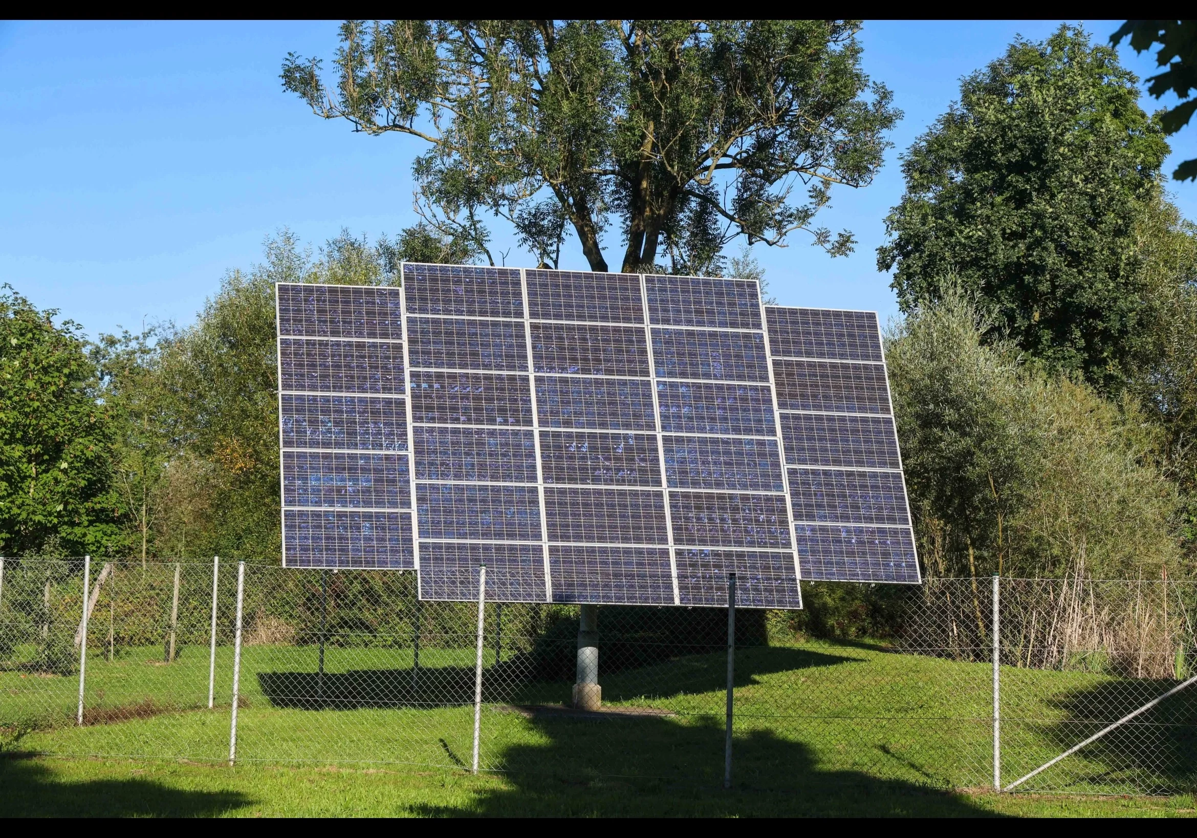 Anlagen der Photovoltaik sind ökonomisch und ökologisch zweckmäßig. Da die Förderungen jeweils rasch vergeben sind, wird das Gesetz novelliert. Foto (Symbolbild, OÖ): Imago / Daniel Scharinger