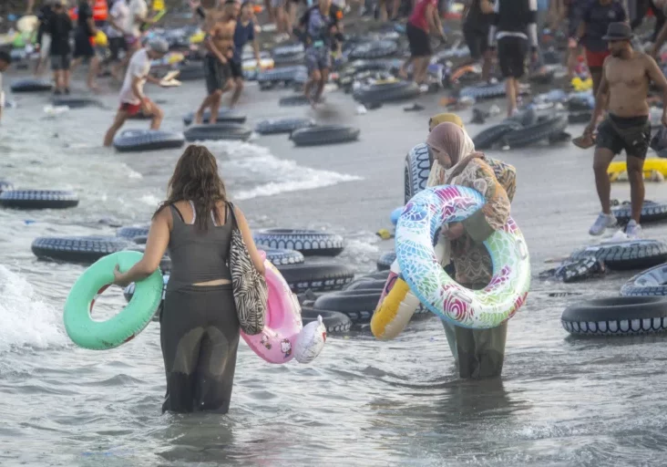 Tausende Personen haben zu Fuß oder schwimmend von Marokko aus die auf dem afrikanischen Kontinent gelegene spanische Exklave Ceuta erreicht. Dort wurde der Notstand ausgerufen. Foto: IMAGO - Marcos Moreno