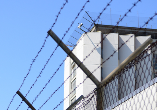 Hochriskante Gefährder sollen nach Haft unter Kontrolle bleiben. ÖVP-Klubobmann Ernst Gödl will mit den Koalitionspartnern über die Fußfessel für Gefährder verhandeln. Foto (Stuttgart Stammheim): Pixabay / Ute Friesen