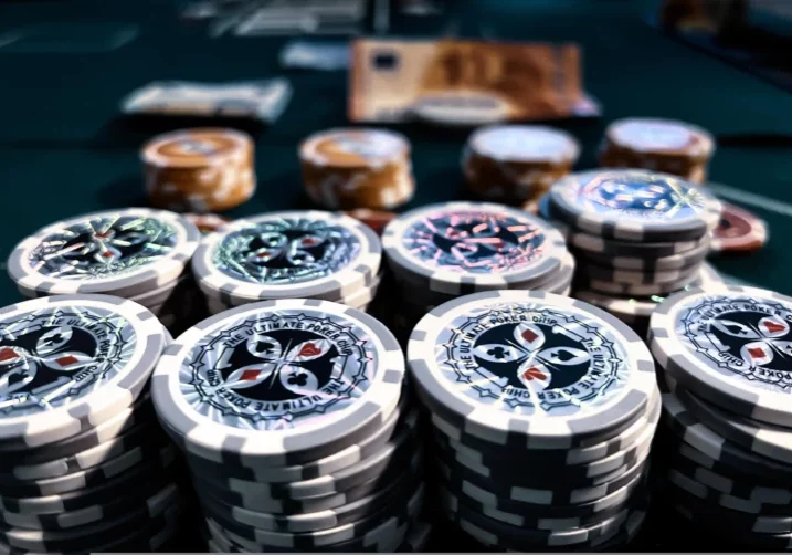 Das Online-Glücksspiel wird wegen Spielergefährdung und illegaler Plattformen neu und strenger geregelt, beschloss die Bundesregierung. Foto: Pixelio Aiki82