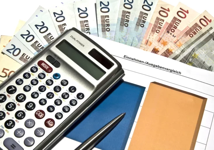 Der Budgetkurs hält, einige wesentliche Einnahmen aus Steuern steigen, einige Ausgaben geben zurück, zeigt der Halbjahresbericht des Finanzressorts. Foto: Pixelio / Thorben Wengert