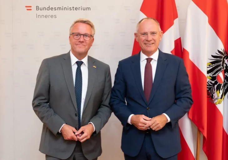 Die Innenminister Österreichs und Dänemarks, Gerhard Karner und Morton Bodskov, setzen die nächsten Schritte für Asylverfahren und Rückkehrzentren außerhalb der EU. Foto: BMI