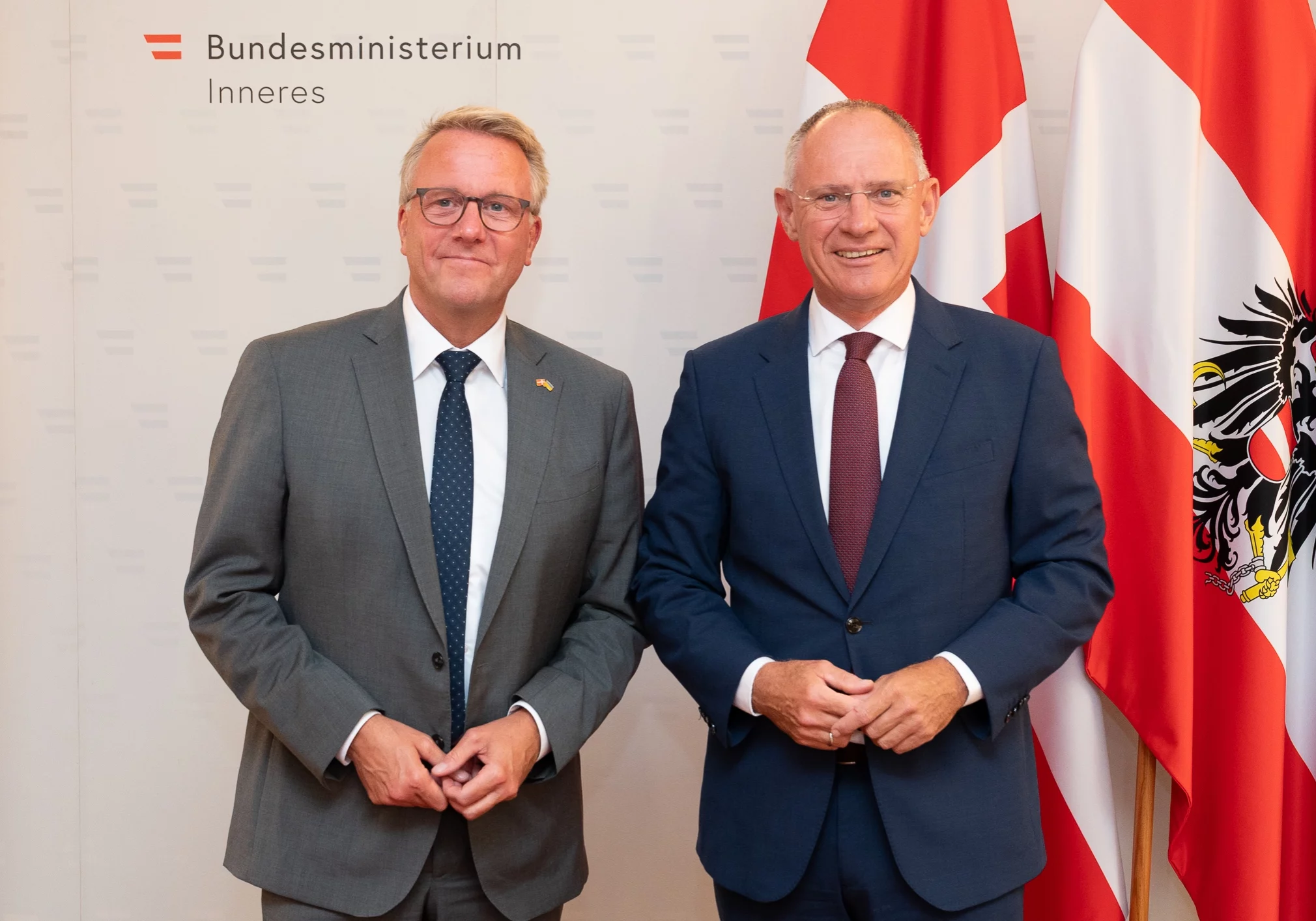 Die Innenminister Österreichs und Dänemarks, Gerhard Karner und Morton Bodskov, setzen die nächsten Schritte für Asylverfahren und Rückkehrzentren außerhalb der EU. Foto: BMI