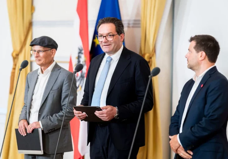 Landwirtschaftsminister Norbert Totschnig präsentierte mit Finanzminister Markus Marterbauer und Abg. Martin Bernhard die vier direkten Dürrehilfen der Bundesregierung. Foto: Florian Schrötter