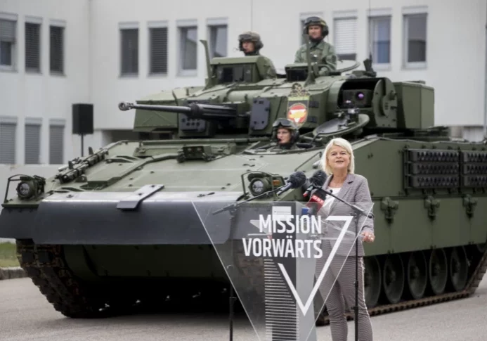 2026_08_28_Uebergabe-Schützenpanzer-„Ulan“-und-Kampfpanzer-„Leopard“_BMLV-CarinaKarlovits