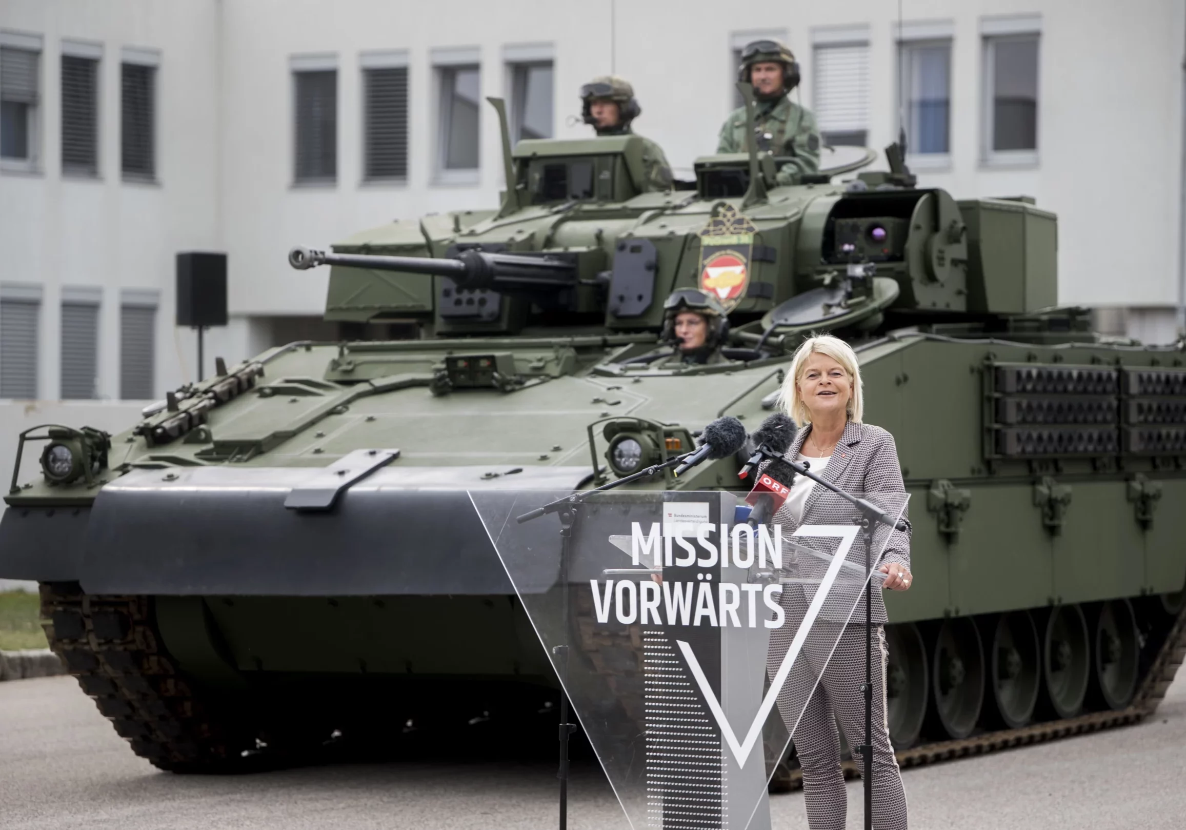 2026_08_28_Uebergabe-Schützenpanzer-„Ulan“-und-Kampfpanzer-„Leopard“_BMLV-CarinaKarlovits
