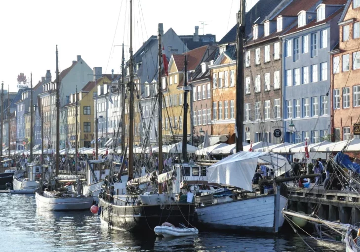 Ein Zukunftsfonds soll - wie in Dänemark (Bild: Kopenhagen) - künftig die Pensionszahlungen mittragen und ergänzen, schlägt Bundeskanzler Christian Stocker vor. Foto. Pixabay/Triviali