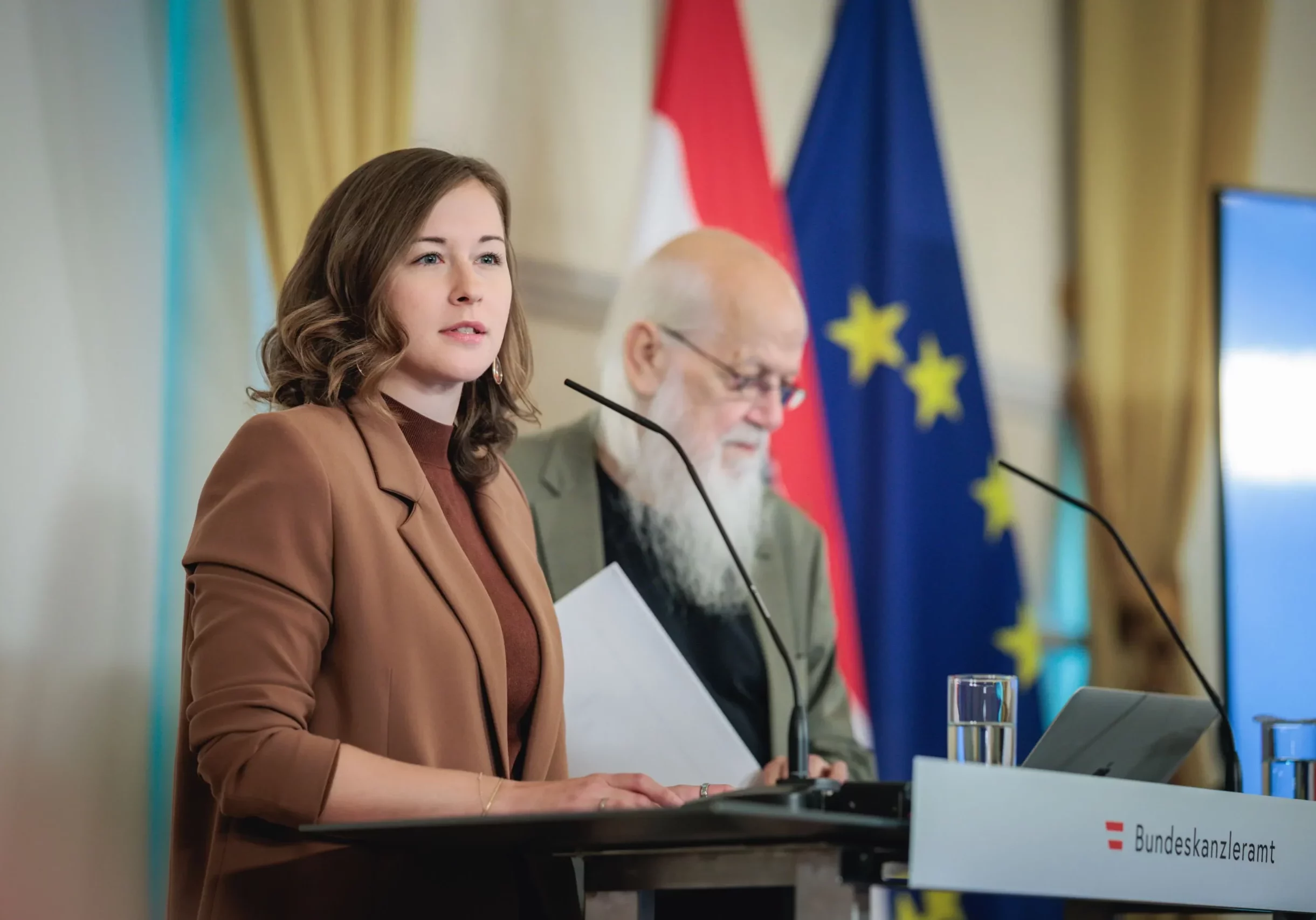 Integrationsministerin Claudia Bauer und Sozialforscher Rudolf Bretschneider präsentierten zu Zusammenhalt und Migration. Foto: Bka / Valentin Brauneis