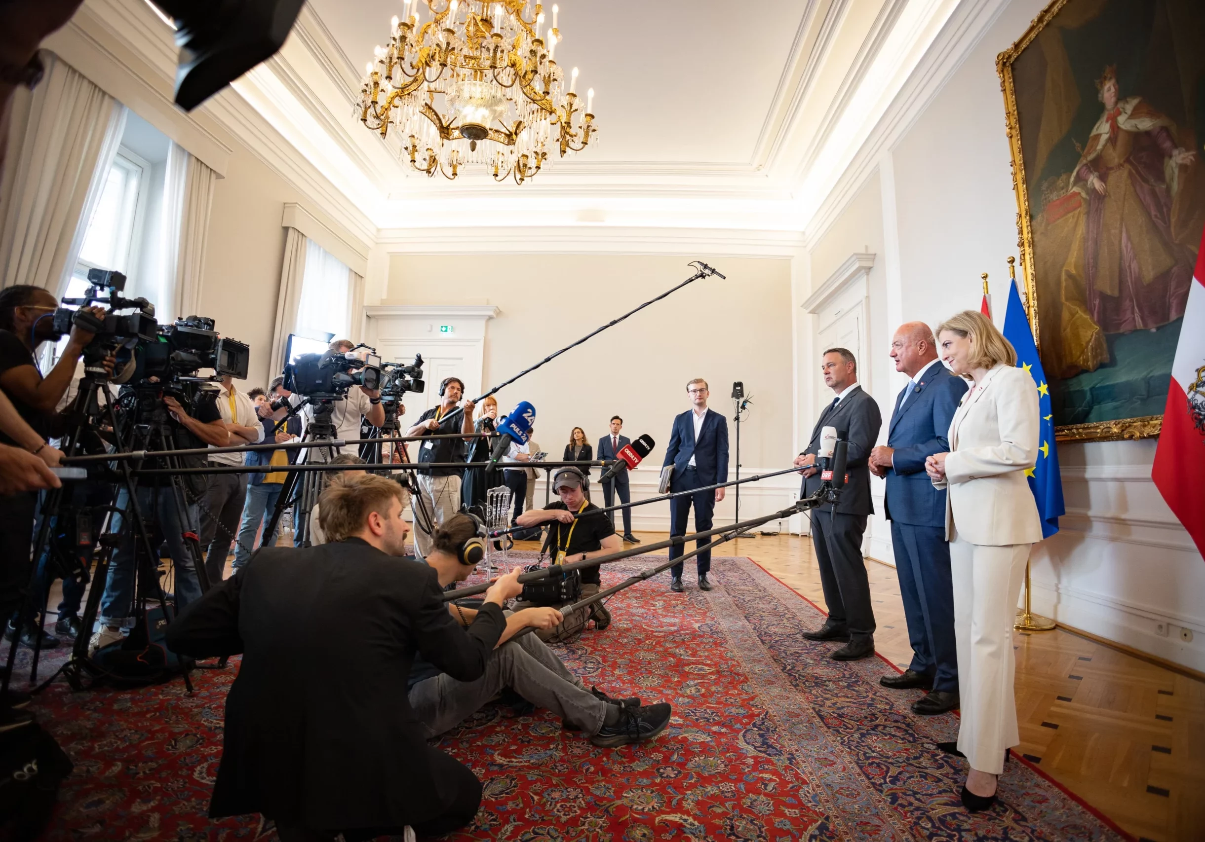 Ein Umweltpaket schickt die Bundesregierung nun in Begutachtung, gab Bundeskanzler Christian Stocker - mit Vizekanzler Andreas Babler und Außenministerin Beate Meinl-Reisinger - unter großem Medieninteresse bekannt. Foto: Jakob Glaser