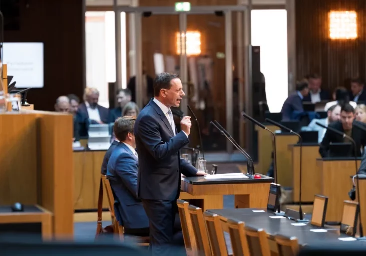 Eine Klimapolitik mit Hausverstand, die ökologische, ökonomische und soziale Aspekte berücksichtigt, vertrat ÖVP-Klubchef Ernst Gödl in der Sondersitzung des Nationalrats. Fotos: Parlament / Sattler-Remling
