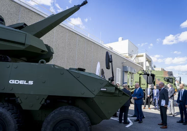 Österreich soll bei der Konjunktur an Sicherheitsgütern mit dabei sein, erklärt Wirtschaftsminister Wolfgang Hattmannsdorfer anlässlich eines Besuches mit Bundeskanzler Christian Stocker bei Rheinmetall in Wien. Foto: Bka