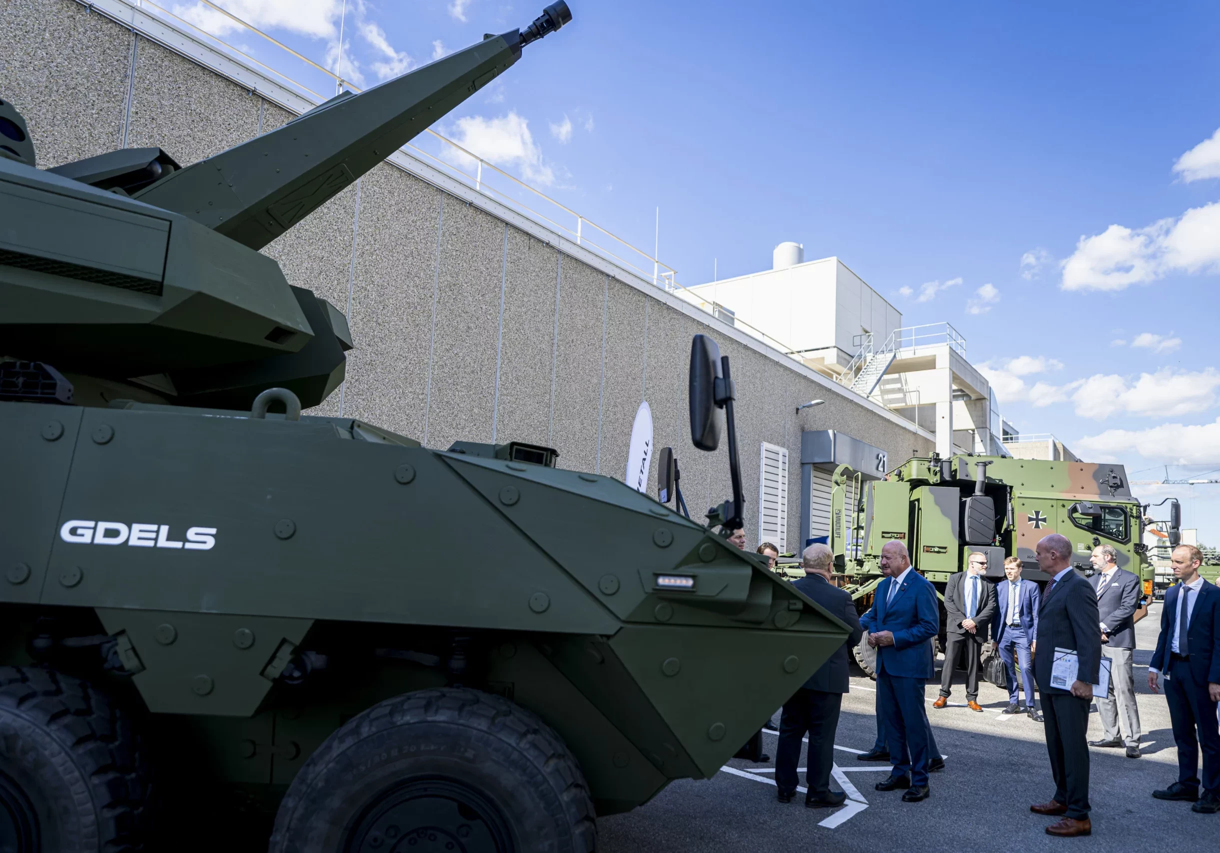 Österreich soll bei der Konjunktur an Sicherheitsgütern mit dabei sein, erklärt Wirtschaftsminister Wolfgang Hattmannsdorfer anlässlich eines Besuches mit Bundeskanzler Christian Stocker bei Rheinmetall in Wien. Foto: Bka