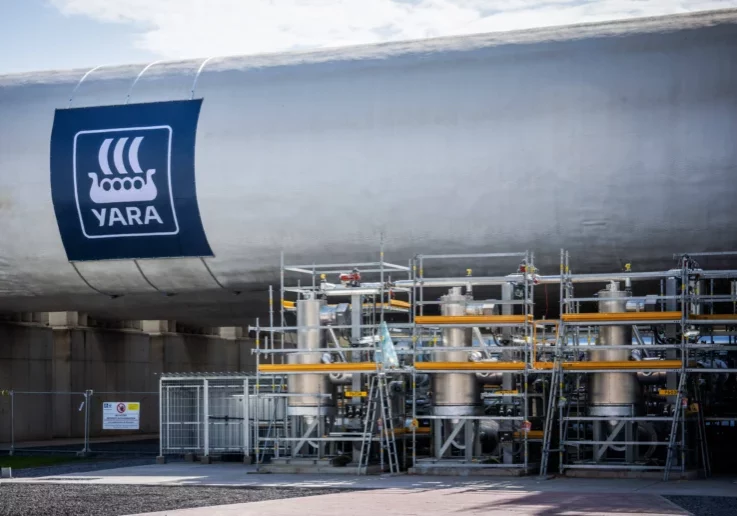 So geht Klimaschutz mit der Wirtschaft: In den Niederlanden startet Yara die Speicherung von Kohlenstoffdioxid in Norwegen. In Österreich soll das Speicherverbot jetzt fallen, kündigen Bundeskanzler Christian Stocker und Umweltminister Norbert Totschnig an. Foto: IMAGO / Ole Berg-Ruster, NTB