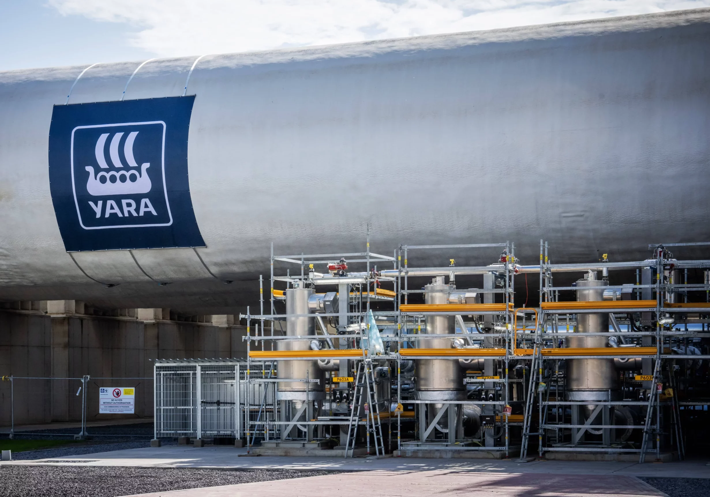 So geht Klimaschutz mit der Wirtschaft: In den Niederlanden startet Yara die Speicherung von Kohlenstoffdioxid in Norwegen. In Österreich soll das Speicherverbot jetzt fallen, kündigen Bundeskanzler Christian Stocker und Umweltminister Norbert Totschnig an. Foto: IMAGO / Ole Berg-Ruster, NTB