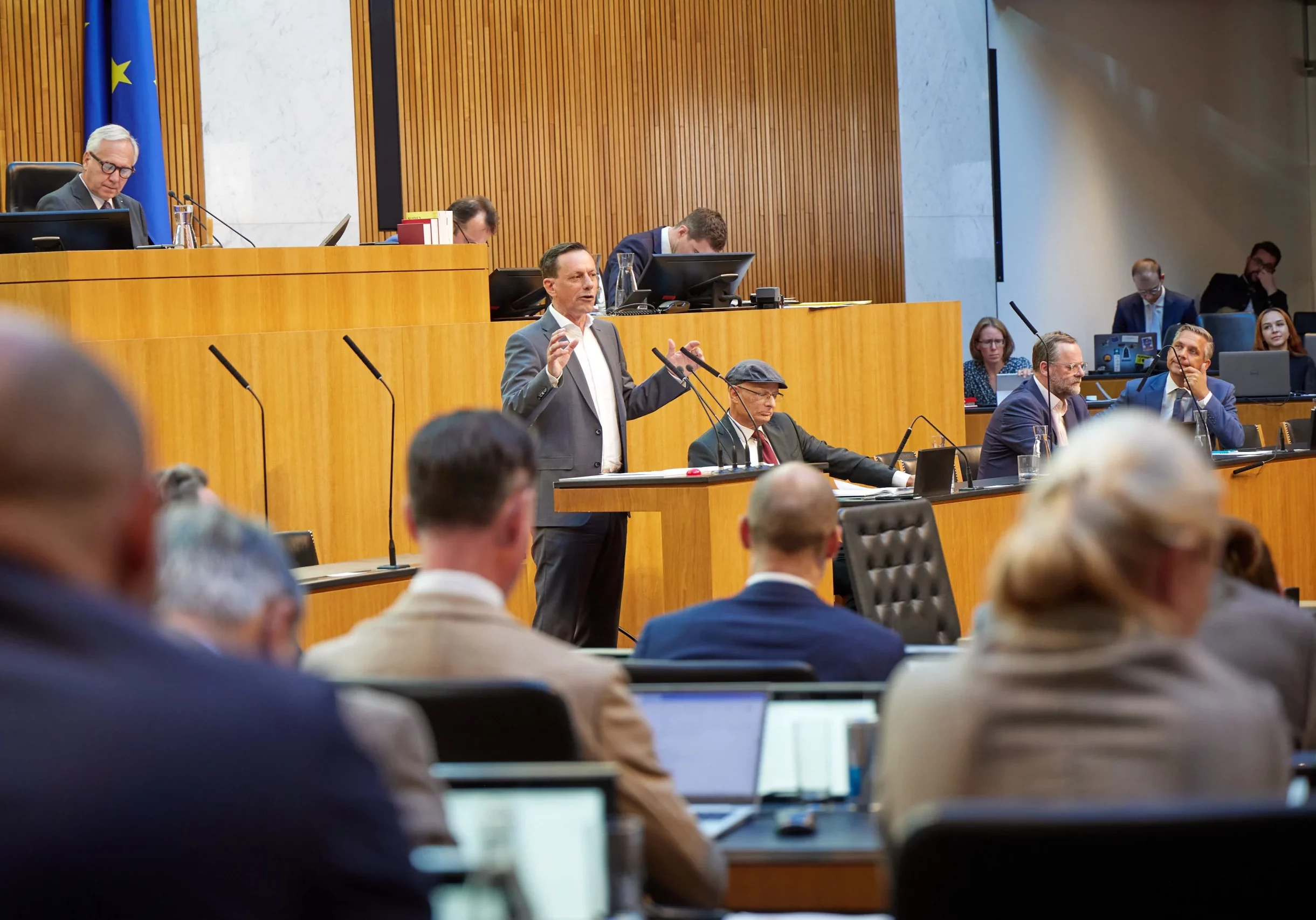 Die Entlastung bei den Spritpreisen soll rasch an den Zapfsäulen ankommen. Die Klubobleute der Regierungsfraktionen (Bild: Ernst Gödl, ÖVP) sorgten für ein zügiges parlamentarisches Verfahren. Foto: Thomas Topf