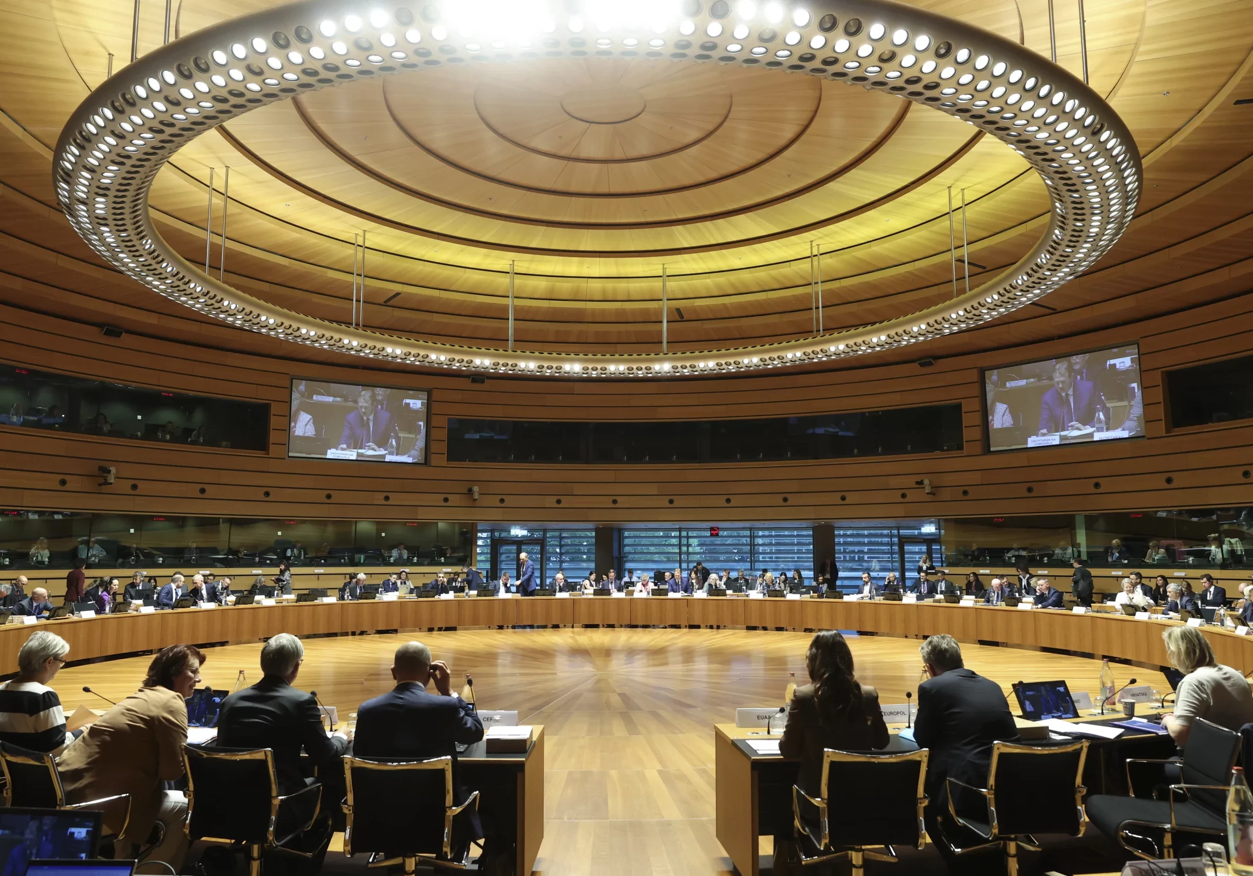 Die EU-Innenminster tagen in Luxemburg: Europa schafft neue und strikte Regeln für die Abschiebung von Personen ohne Aufenthaltstitel und für Straftäter. Fotos: EU