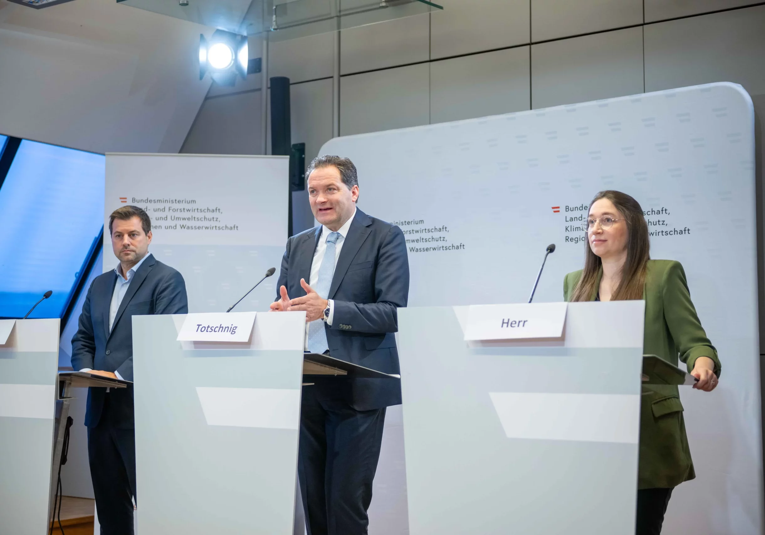 Die Entnahme hoher Mengen an Grundwasser wird ab 2029 registriert, kündigt Umweltminister Norbert Totschnig (mit Abg. Michael Bernhard und Abg. Julia Herr) an. Foto: MLUK Rene Hemerka