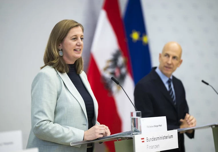 Finanzbildung dient dazu, mit dem eigenen Geld noch besser umzugehen, zu sparen und richtig zu rechnen. Die Finanzbildung vermittelt zudem Schutz vor Betrug, sagen Finanz-Staatssekretärin Barbara Eibinger-Miedl und Nationalbank-Gouverneur Martin Kocher. Foto: Christopher Dunker