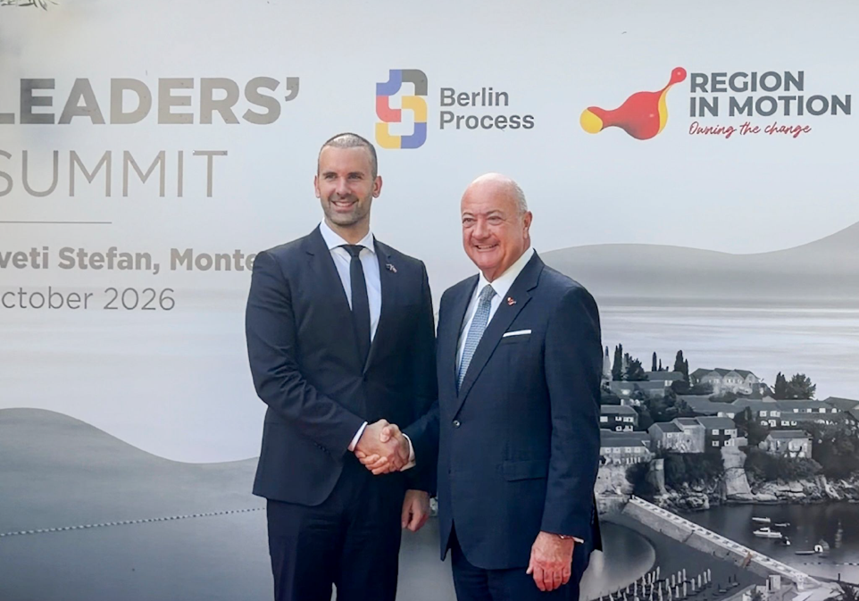Bundeskanzler Christian Stocker wird in Montenegro von Amtskollegen Milojko Spajic zum Balkangipfel begrüßt. Foto: Andy Wenzel