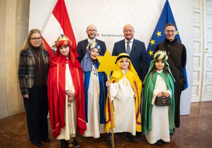 Spenden für die Armutsregionen: Dreikönigsaktion der Katholischen Jungschar. Eine Gruppe besuchte Bundeskanhzle Christian Stocker im Bundeskanzleramt. Foto: Christopher Dunker