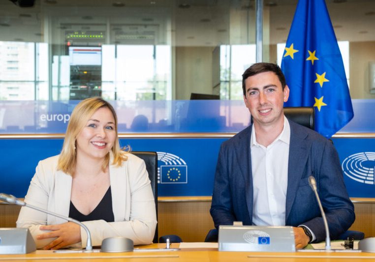 Gemeinsam mit dem EU-Parlamentarier Alexander Bernhuber will JVP-Generalsekretärin Sabine Hanger eine Alternative zu Erasmus+ finden, um es europäischen Studenten zu ermöglichen, einfacher in Großbritannien zu studieren. Foto: Tzovaras Stavros