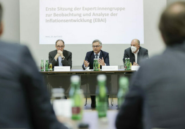 Finanzminister Magnus Brunner (m.) eröffnet die erste Beratung jener Expertengruppe, die die Inflation beobachten und Gegenmaßnahmen analysieren soll. Foto: BMF