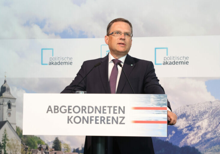 Klubobmann August Wöginger, mit PolAk-Präsidentin Bettina Rausch Gastgeber der ÖVP-Abgeordneten-Konferenz in St. Wolfgang: "Es ist wichtig, dass die Abgeordneten in der Programm-Arbeit gehört werden." Foto: Kathrin Schiffl