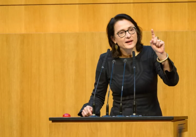 Gudrun Kugler schlägt Alarm. Der demographische Wandel stelle die Sozialsystem vor große Herausforderungen. Foto: Parlamentsdirektion/​Katie-Aileen Dempsey