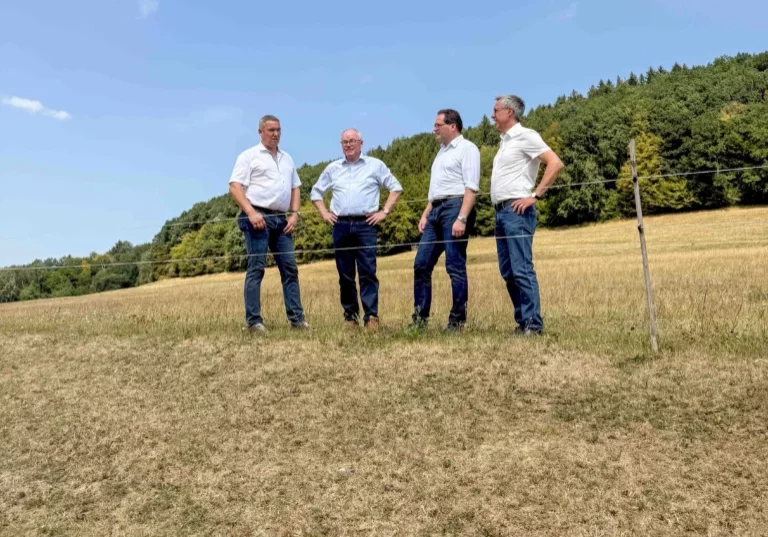 Landwirtschaftsminister Norbert Totschnig machte sich in Niederösterreich ein Bild von der extremen Dürre und kündigt Hilfen für bäuerliche Betriebe an. Foto: BMLUK/Hemerka